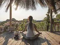 Kobieta ćwicząca jogę na tarasie w Le Meridien Bodrum Beach Resort (ex Lux Bodrum )