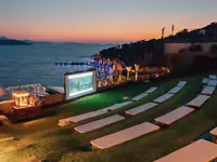 Kino plenerowe w Le Meridien Bodrum Beach Resort (ex Lux Bodrum ) nad brzegiem morza