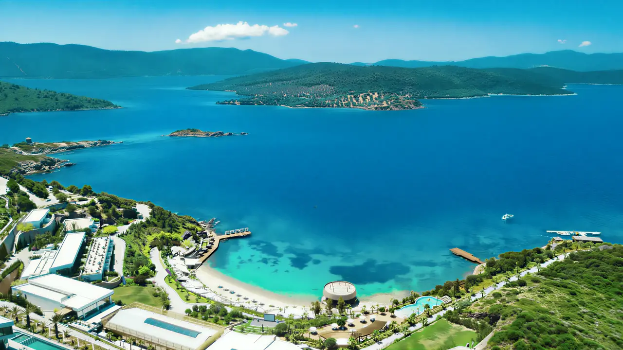 Widok na kompleks Le Meridien Bodrum Beach Resort (ex Lux Bodrum ) nad samym morzem