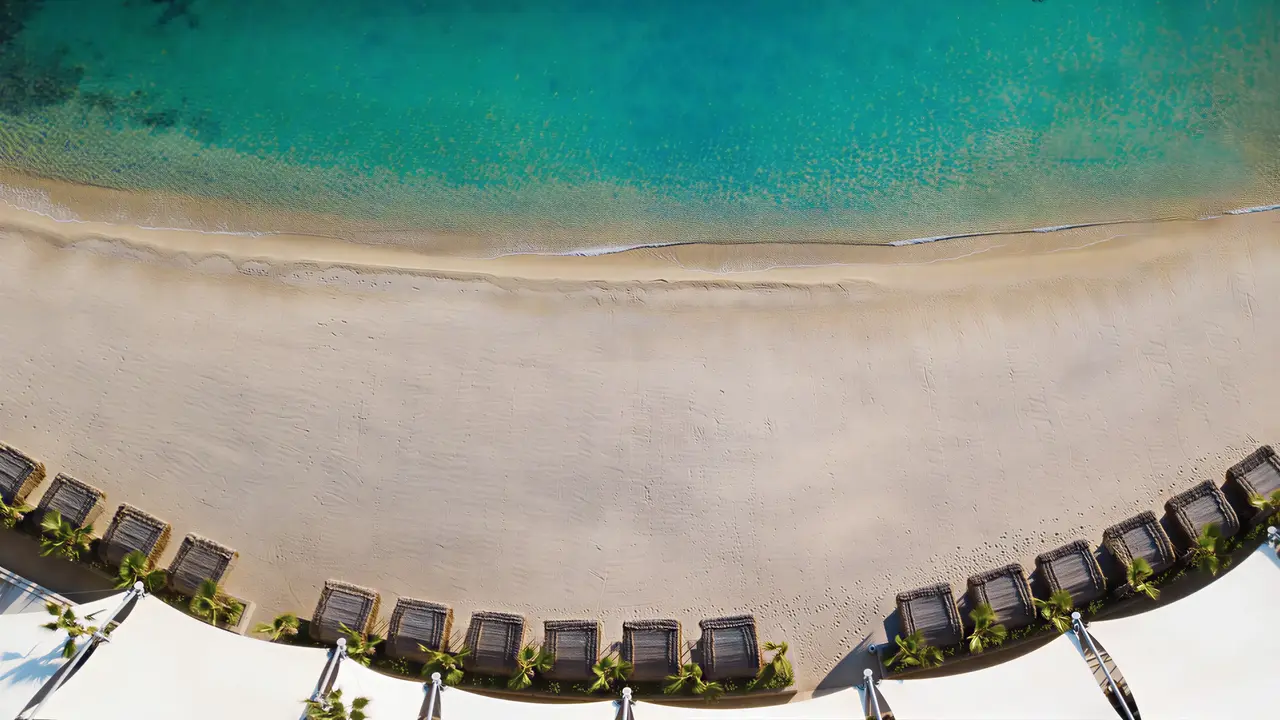Piaszczysta plaża w Le Meridien Bodrum Beach Resort (ex Lux Bodrum ) z leżakami