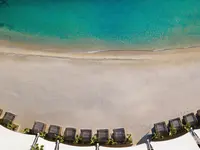 Piaszczysta plaża w Le Meridien Bodrum Beach Resort (ex Lux Bodrum ) z leżakami