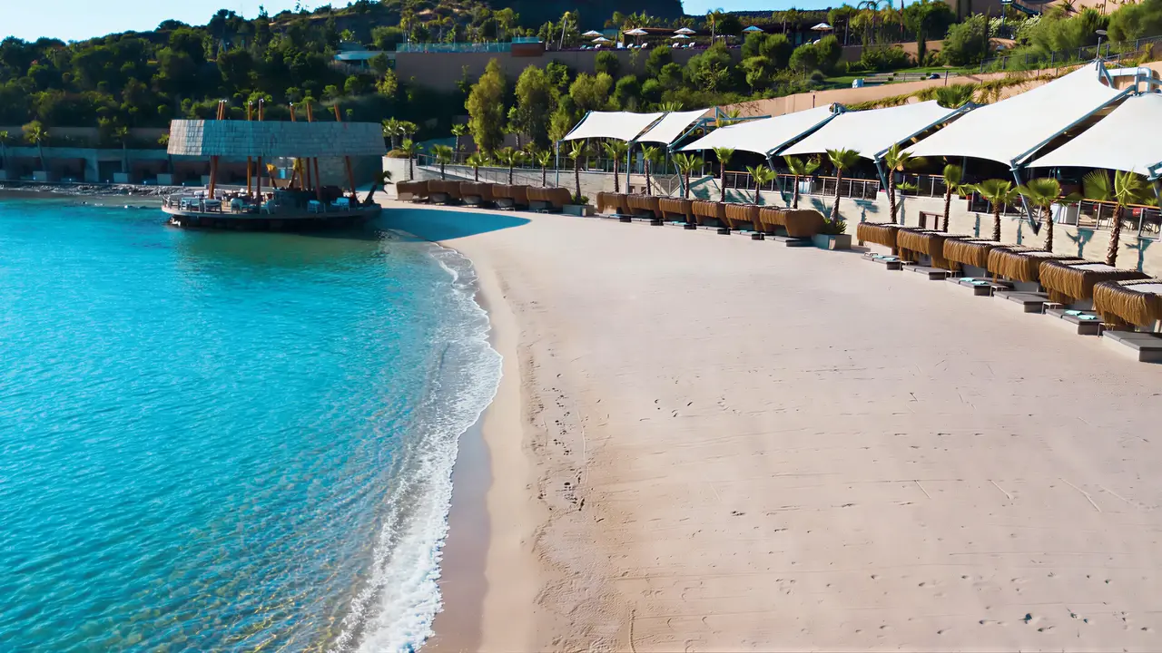 Plaża z leżakami w Le Meridien Bodrum Beach Resort (ex Lux Bodrum )