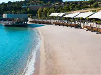 Plaża z leżakami w Le Meridien Bodrum Beach Resort (ex Lux Bodrum )