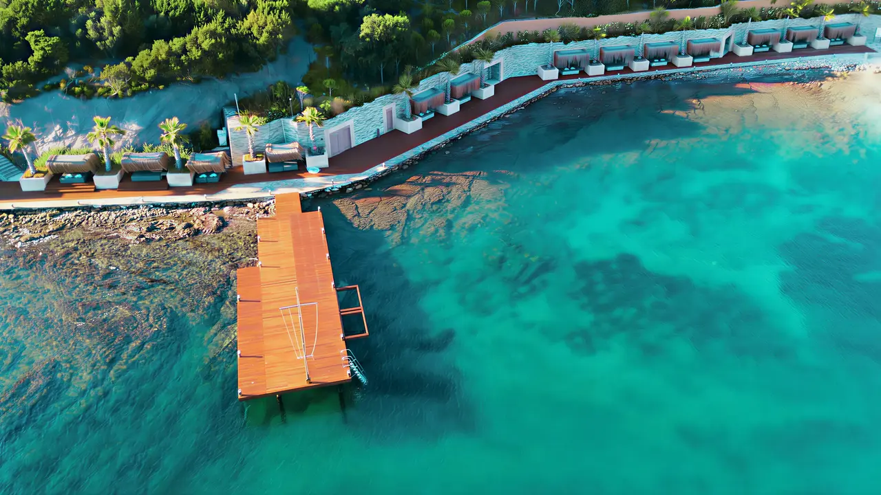 Drewniany pomost nad turkusową wodą w Le Meridien Bodrum Beach Resort (ex Lux Bodrum )
