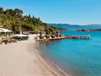 Plaża z leżakami w Le Meridien Bodrum Beach Resort (ex Lux Bodrum )