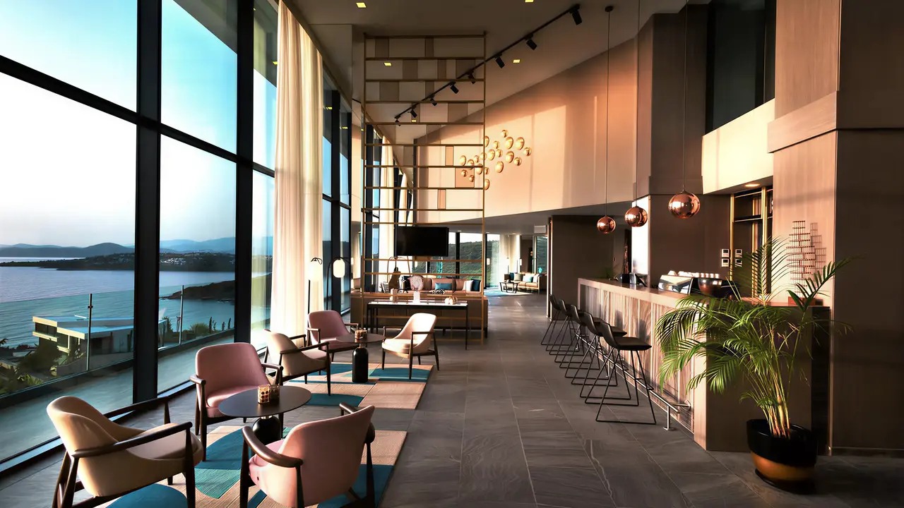 Nowoczesny bar w hotelu Le Meridien Bodrum Beach Resort (ex Lux Bodrum ) z widokiem