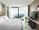 Nowoczesna sypialnia w Le Meridien Bodrum Beach Resort (ex Lux Bodrum ) z widokiem na morze
