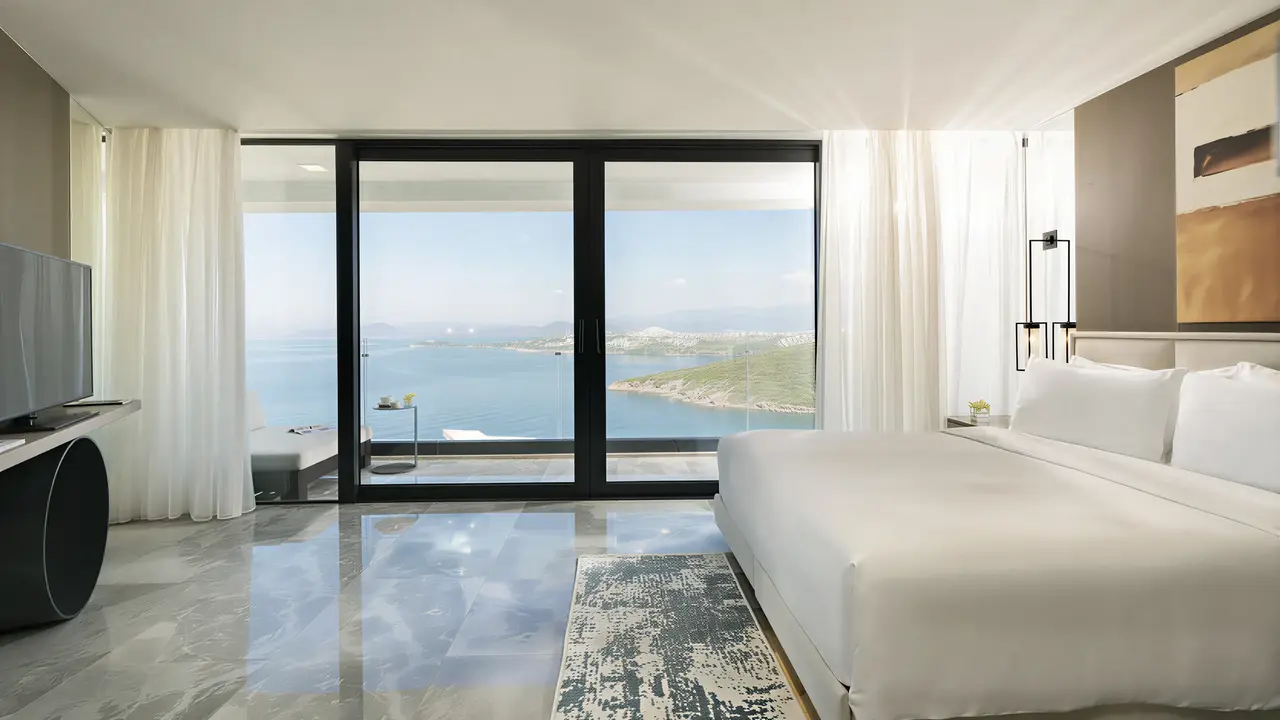 Sypialnia z widokiem na morze w Le Meridien Bodrum Beach Resort (ex Lux Bodrum )