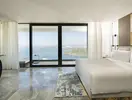 Sypialnia z widokiem na morze w Le Meridien Bodrum Beach Resort (ex Lux Bodrum )