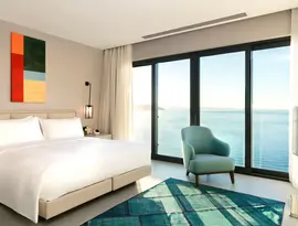 Nowoczesna sypialnia z widokiem w Le Meridien Bodrum Beach Resort (ex Lux Bodrum )