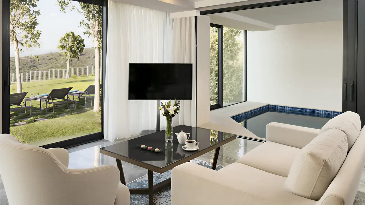 Nowoczesny salon w Le Meridien Bodrum Beach Resort (ex Lux Bodrum ) z widokiem na zewnątrz