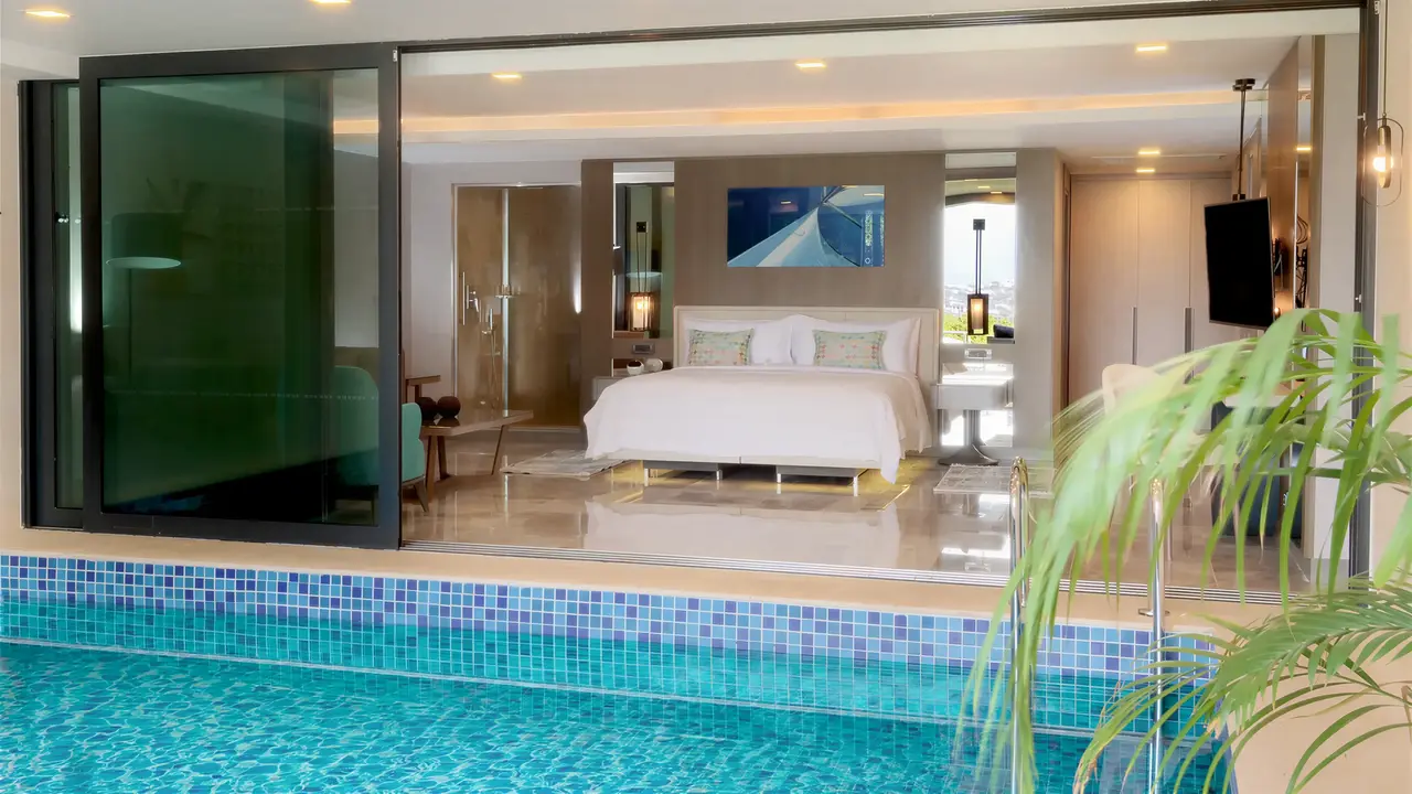Sypialnia z prywatnym basenem w Le Meridien Bodrum Beach Resort (ex Lux Bodrum )