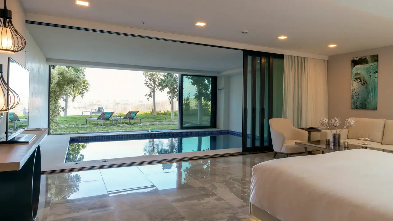 Sypialnia z prywatnym basenem w Le Meridien Bodrum Beach Resort (ex Lux Bodrum )