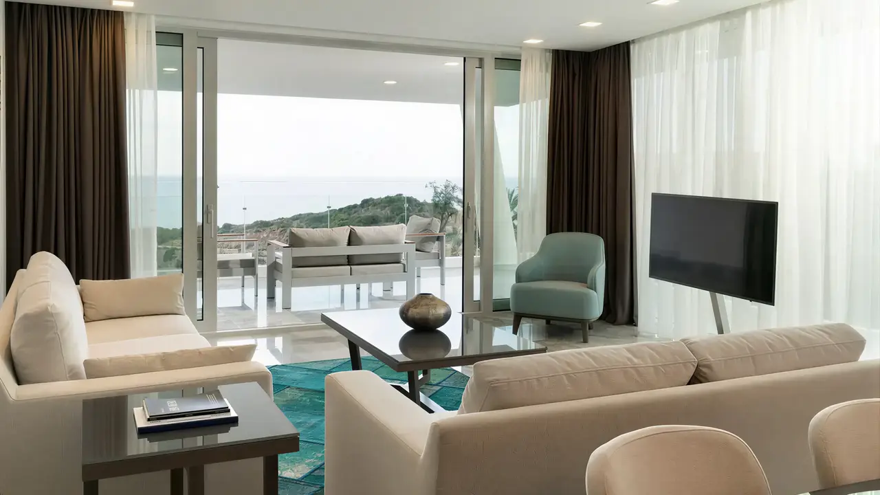 Nowoczesny salon w Le Meridien Bodrum Beach Resort (ex Lux Bodrum ) z widokiem na taras