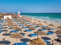 Plaża z leżakami i parasolami w Les Quatres Saisons by Medina