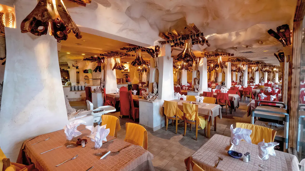 Restauracja w hotelu Les Quatres Saisons by Medina z nakrytym stołami