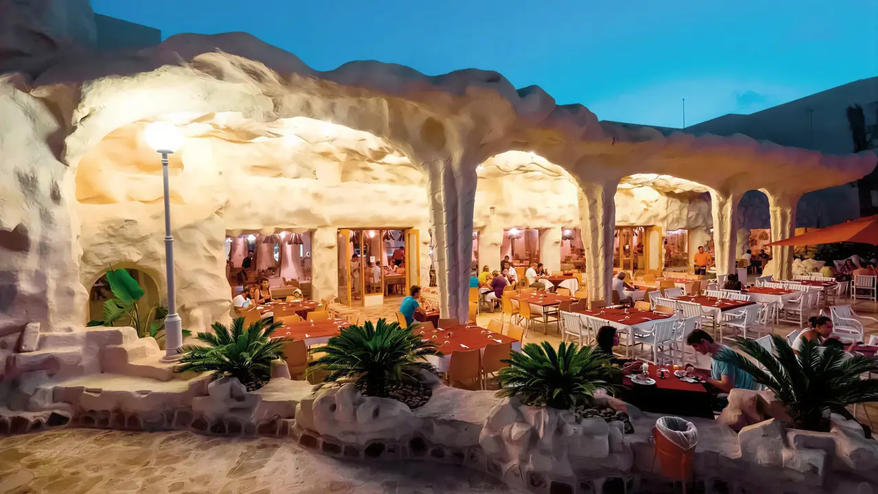 Restauracja w Les Quatres Saisons by Medina z białymi stolikami