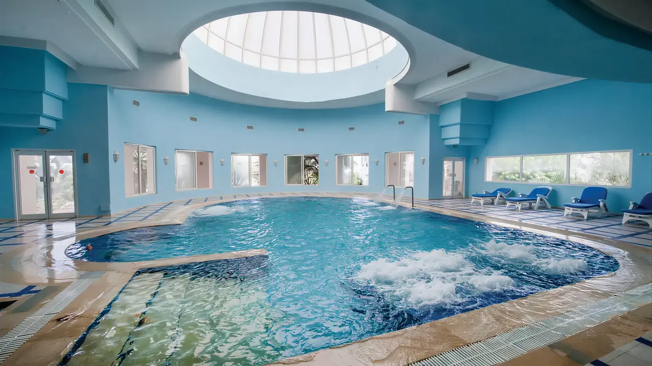 Kryty basen z jacuzzi w Les Quatres Saisons by Medina