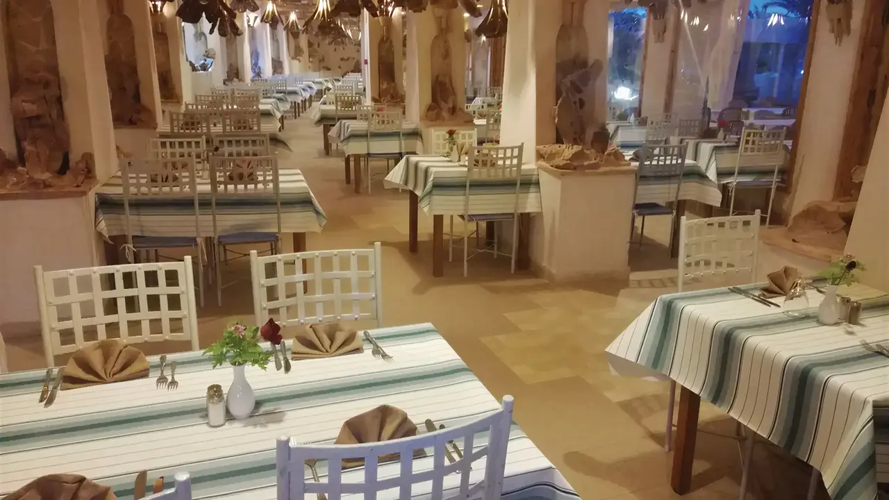Restauracja w Les Quatres Saisons by Medina z nakrytymi stołami