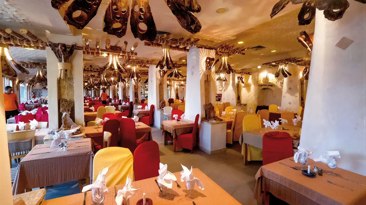 Restauracja w hotelu Les Quatres Saisons by Medina z nakrytymi stołami