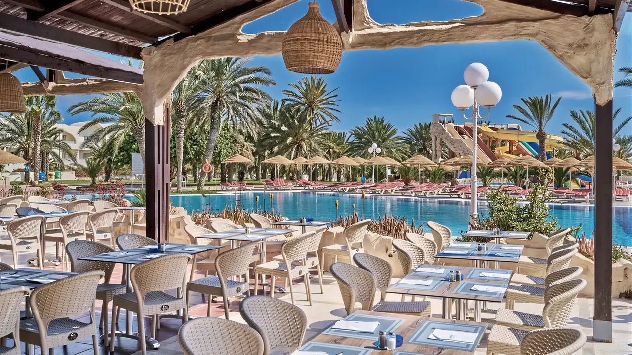 Restauracja w Les Quatres Saisons by Medina z widokiem na basen