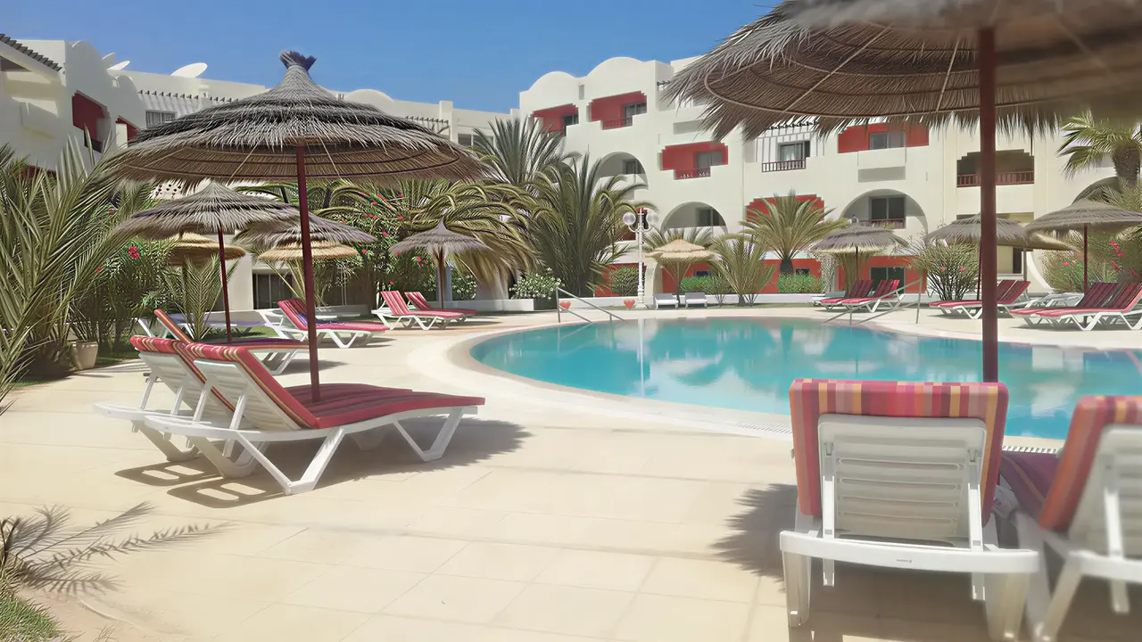 Basen i leżaki w hotelu Les Quatres Saisons by Medina