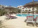 Basen i leżaki w hotelu Les Quatres Saisons by Medina