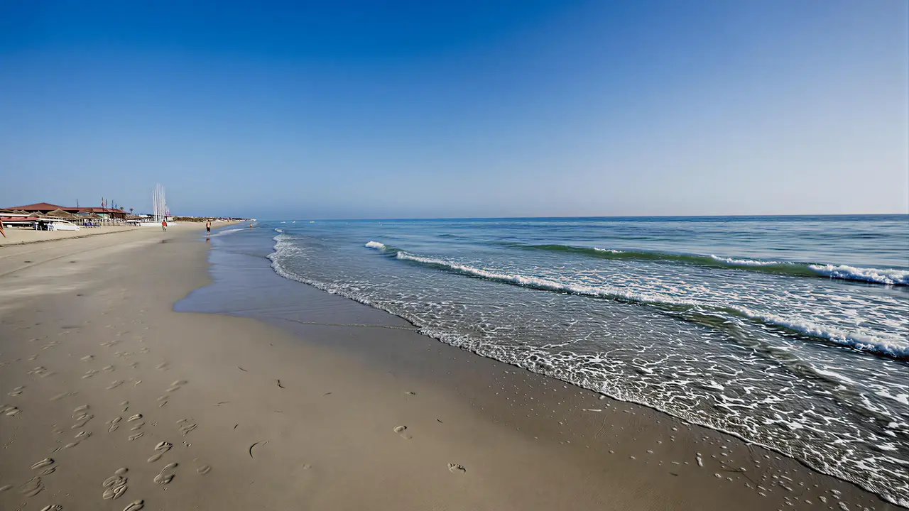 Piaszczysta plaża przy morzu w Les Quatres Saisons by Medina