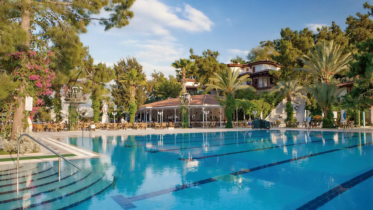 Basen pływacki w hotelu Letoonia Club