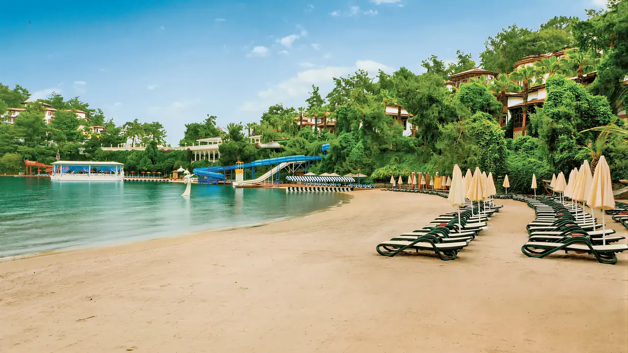 Widok na kompleks Letoonia Club z plażą i basenem