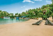 Widok na kompleks Letoonia Club z plażą i basenem