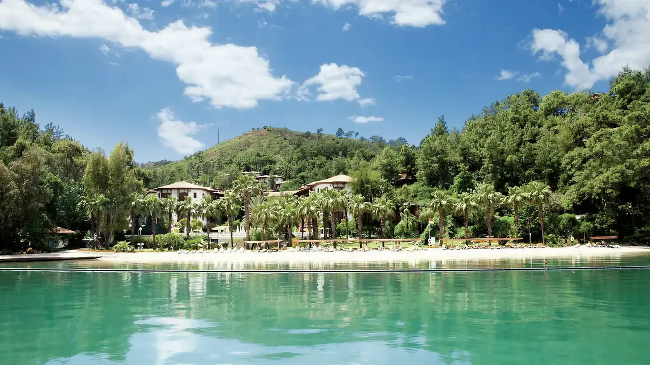 Widok na budynki Letoonia Club znad wody