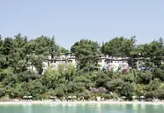 Widok na budynki Letoonia Club nad brzegiem morza