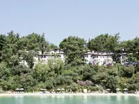 Widok na budynki Letoonia Club nad brzegiem morza