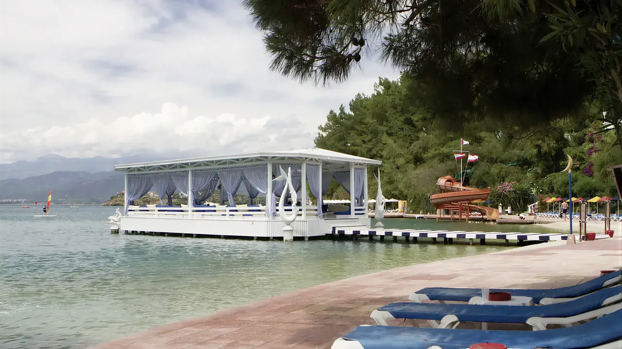 Pawilon nad wodą w Letoonia Club z leżakami