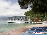 Pawilon nad wodą w Letoonia Club z leżakami