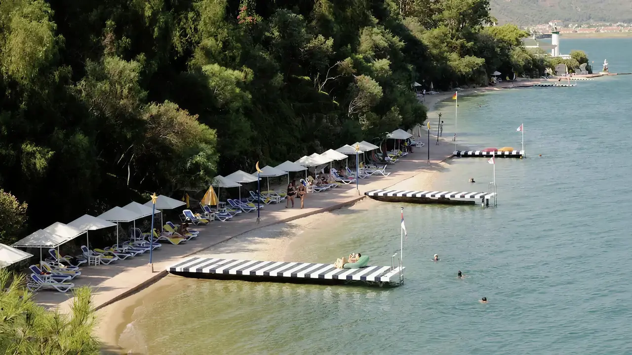 Plaża z leżakami i pomostami w Letoonia Club