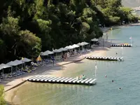 Plaża z leżakami i pomostami w Letoonia Club