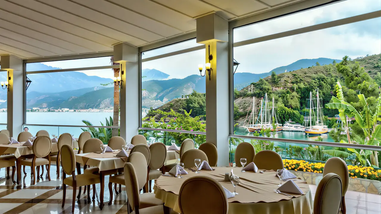 Restauracja w Letoonia Club z widokiem na góry