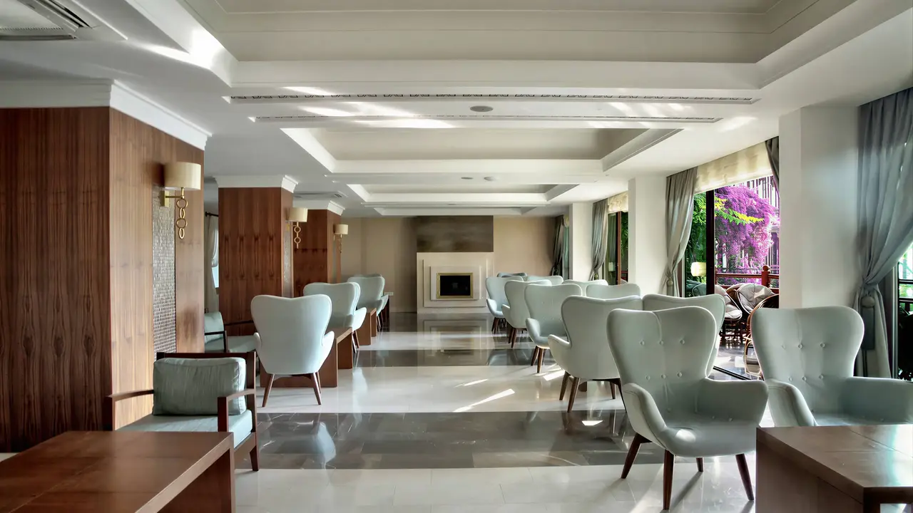 Elegancki salon z fotelami w Letoonia Club
