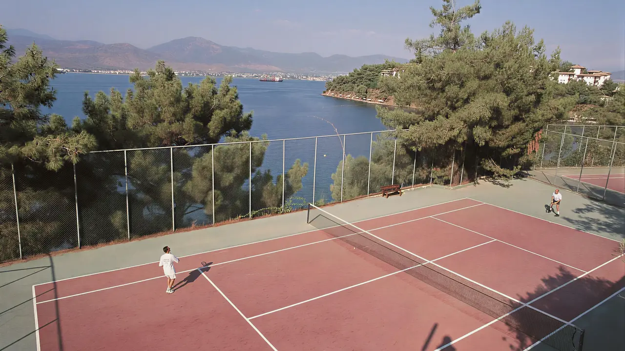 Kort tenisowy w Letoonia Club z widokiem na morze