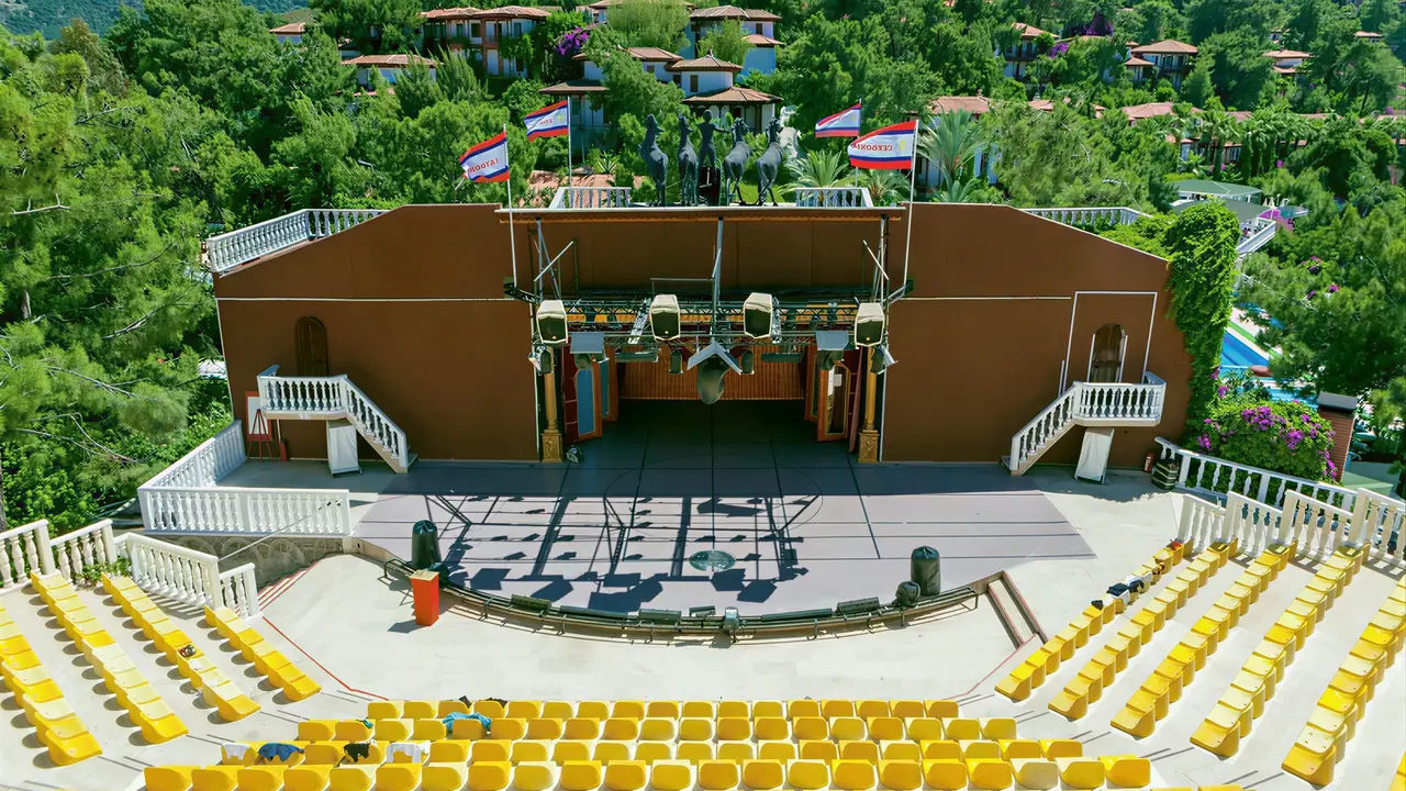 Amfiteatr i scena w Letoonia Club