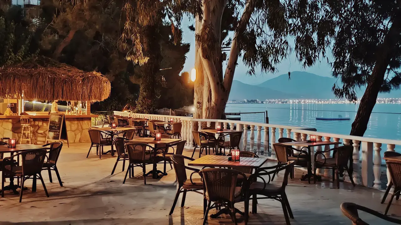 Restauracja na tarasie w Letoonia Club nad morzem