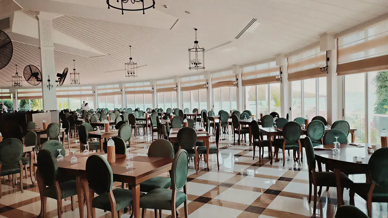 Restauracja w Letoonia Club z eleganckimi stolikami
