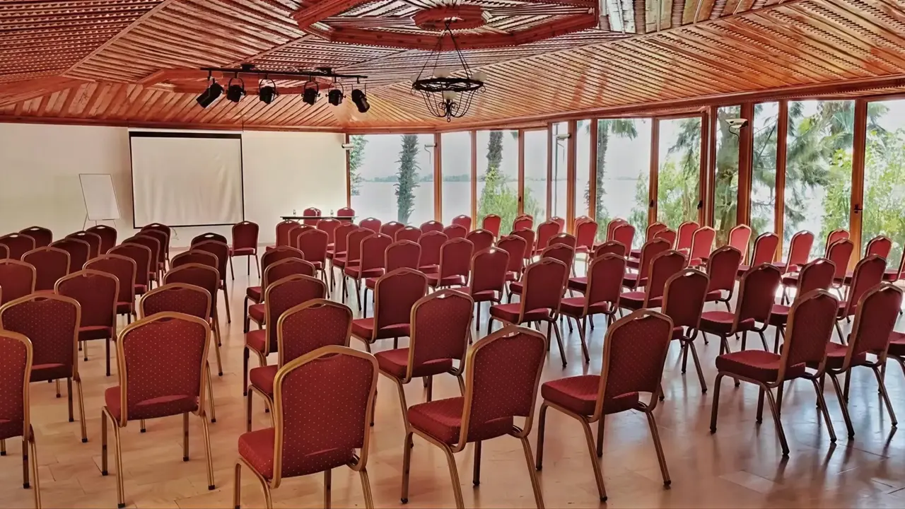 Sala konferencyjna z rzędami krzeseł w Letoonia Club