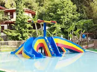 Kolorowe zjeżdżalnie wodne w Letoonia Club