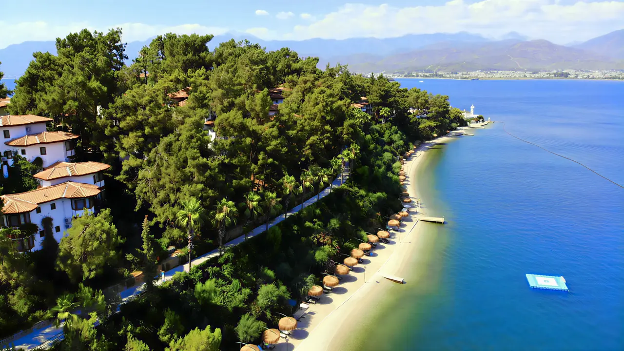 Widok na kompleks Letoonia Club nad brzegiem morza