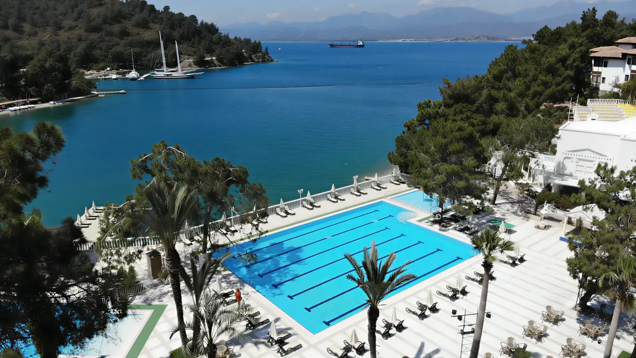 Widok na basen i budynki Letoonia Club