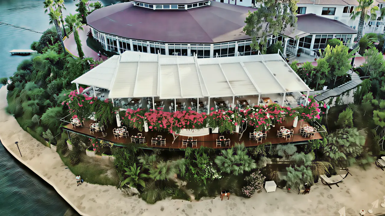 Taras restauracyjny w Letoonia Club z kwiatami
