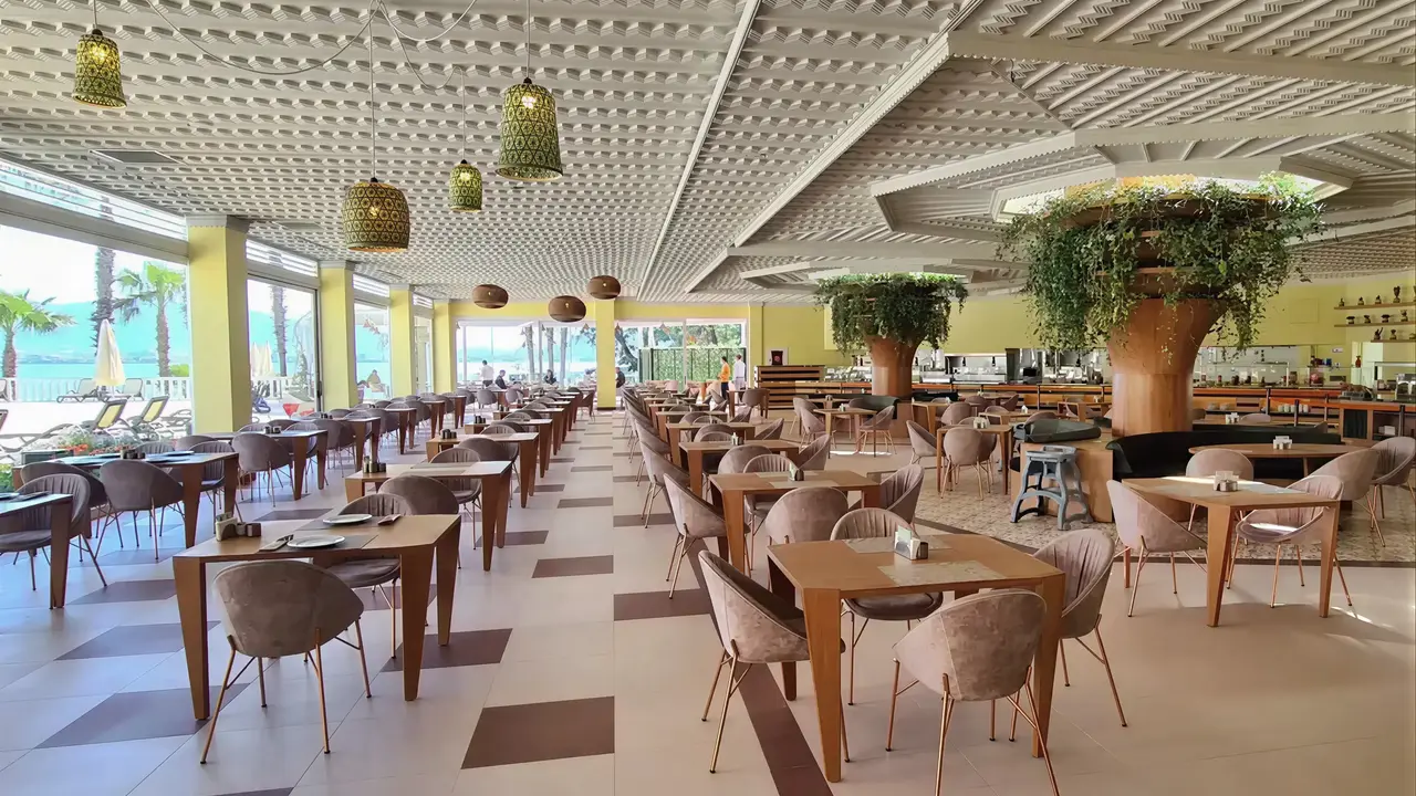 Restauracja w Letoonia Club z ustawionymi stolikami